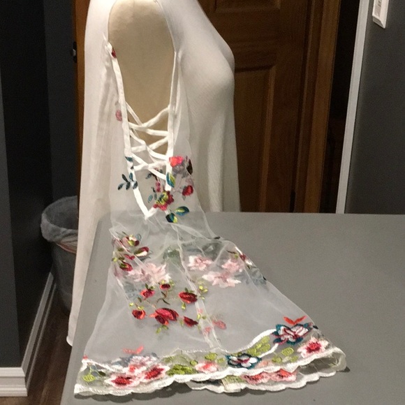 😻🎉❤️Floral Embroidery Angel Sleeve Top😍 Host Pick!😻5/2/22 - Picture 8 of 8